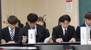 基礎演習合同討論会では、チーム毎にプレゼンテーションを行います。