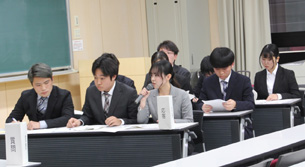 質問に答え、熱弁する応答班の様子