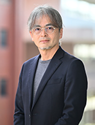 政策学研究科長　的場 信敬