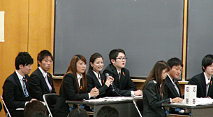 質問に答え、熱弁する応答班の様子