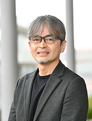政策学研究科長　的場 信敬