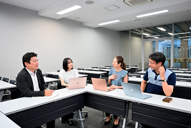 社会人として大学院で学ぶ意義と楽しさとは？政策学研究科在学生4名による座談会