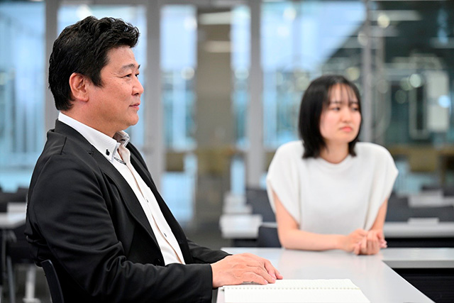 社会人として大学院で学ぶ意義と楽しさとは？政策学研究科在学生4名による座談会