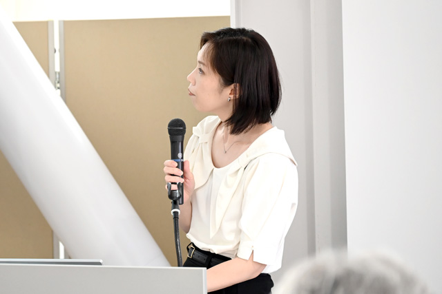 中間発表をおこなうBチームメンバー
