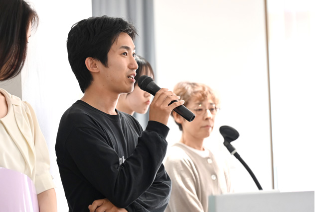 中間発表をおこなうBチームメンバー