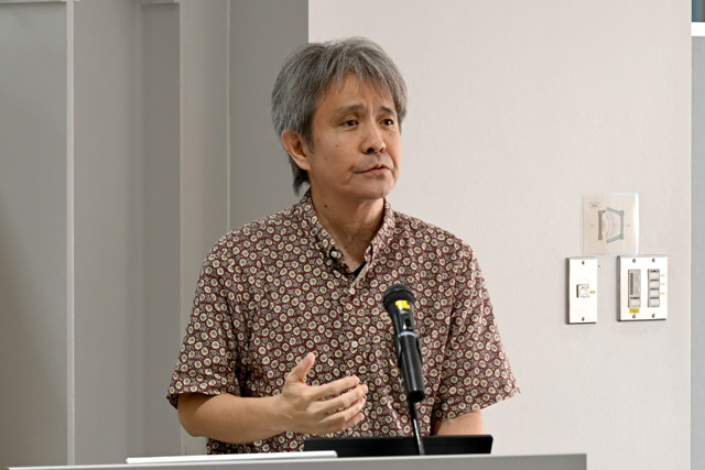 公表を行う本村 真研究科長